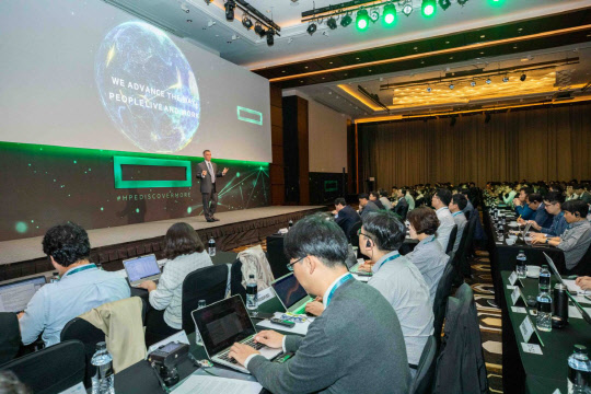 닐 맥도날드 HPE 하이브리드IT그룹 부사장이 HPE의 사업전략을 소개하고 있다.    한국HPE 제공